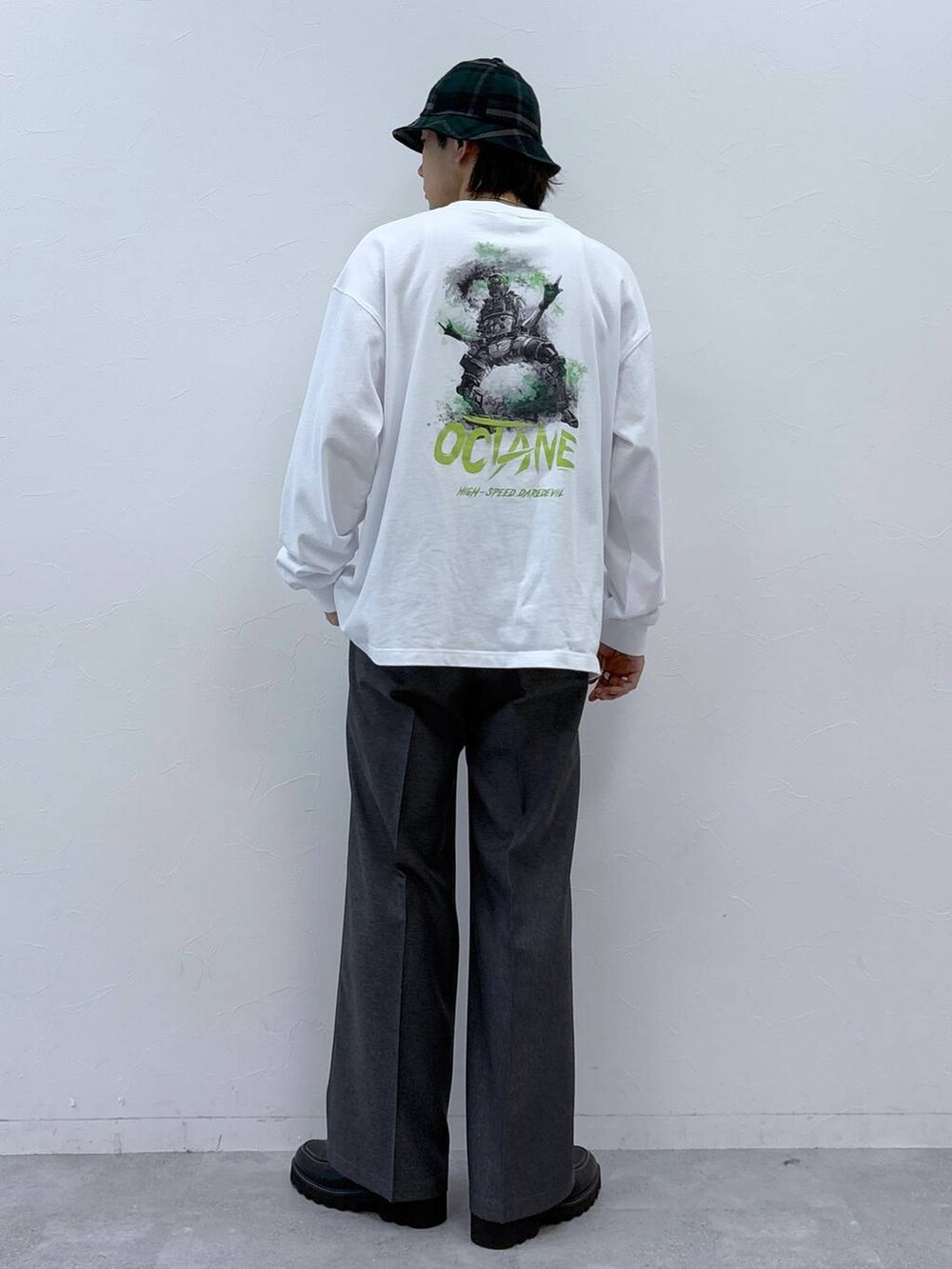 グレー系のスラックス、ブラック系のドレスシューズ、ホワイト系のTシャツ/カットソーを着用したメンズの冬コーディネートの3枚目の写真