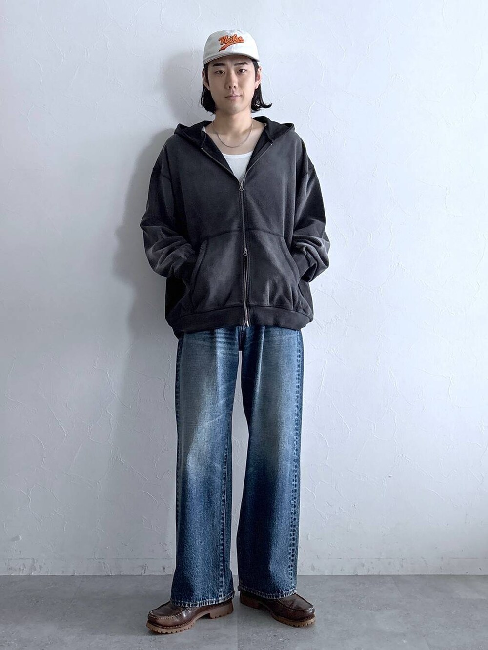 ブルー系のデニムパンツ、その他のパーカー、その他のネックレスを着用したメンズの秋コーディネートの4枚目の写真