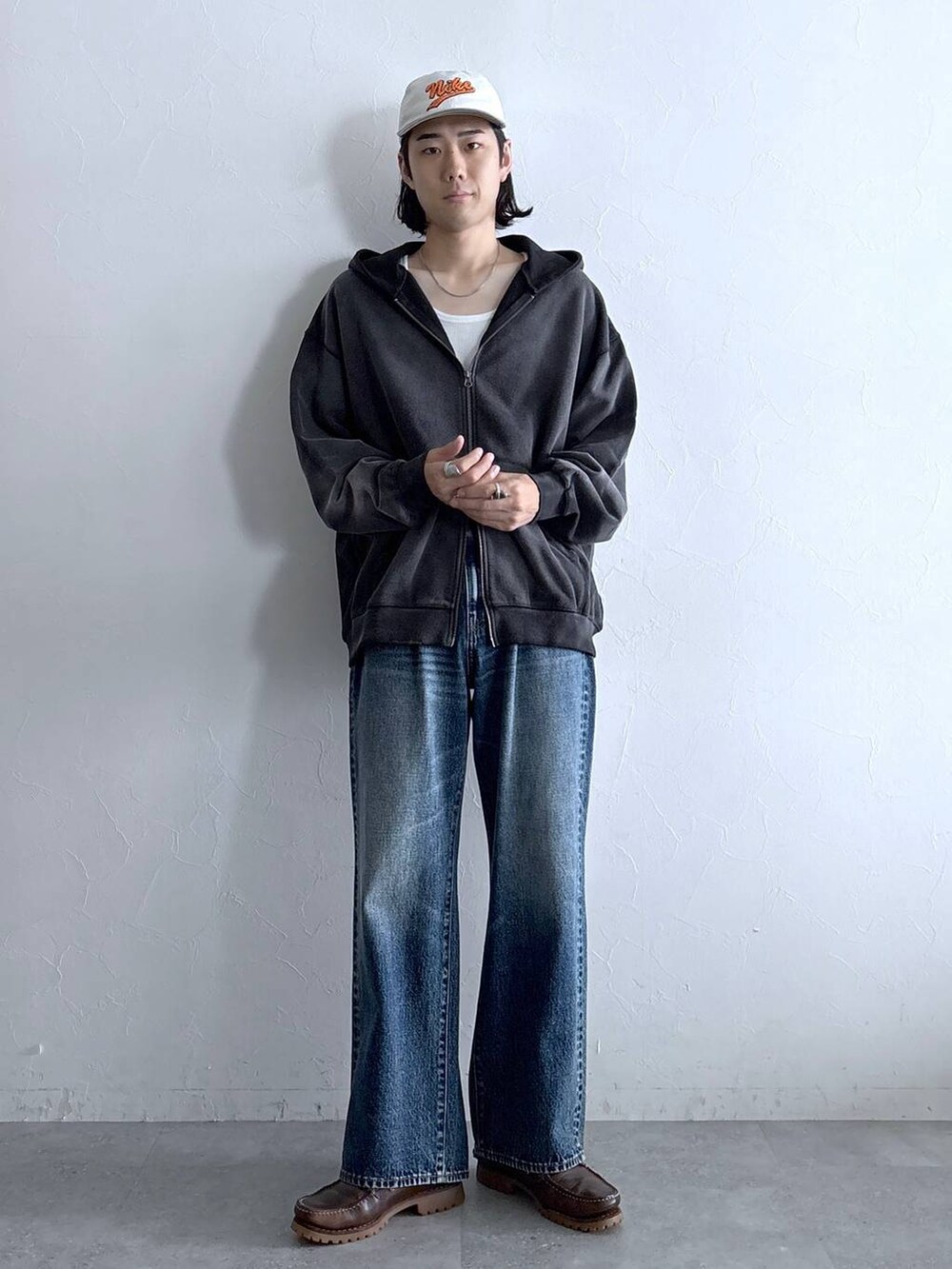 ブルー系のデニムパンツ、その他のパーカー、その他のネックレスを着用したメンズの秋コーディネートの2枚目の写真