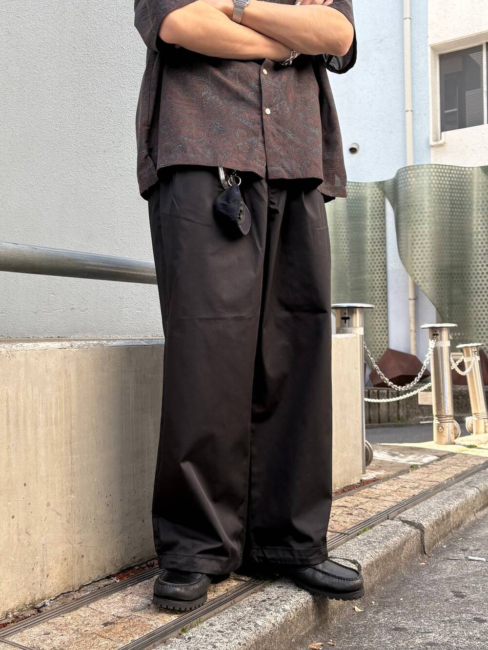 ブラック系のチノパンツ、ブラウン系のシャツ/ブラウスを着用したメンズの夏コーディネートの3枚目の写真