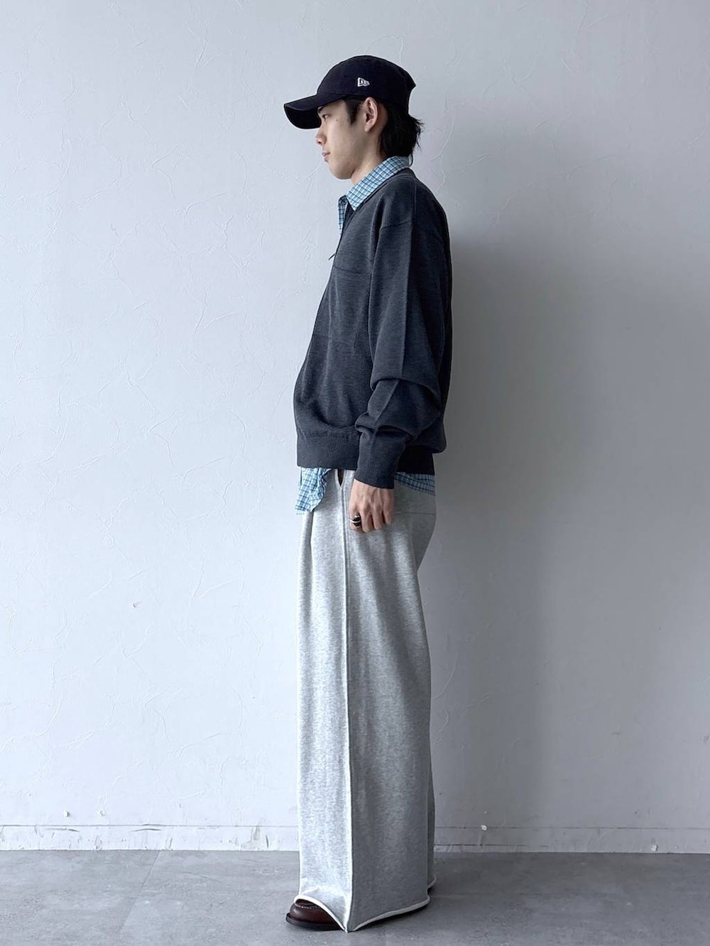 ブラウン系のモカシン/デッキシューズ、ブルー系のシャツ/ブラウス、グレー系のスウェットパンツを着用したメンズの春コーディネートの5枚目の写真