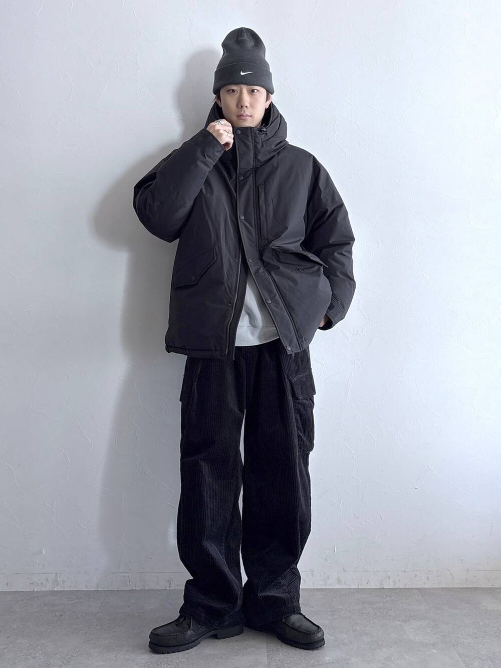 ブラック系のダウンジャケット/コート、ブラック系のカーゴパンツ、その他のネックレスを着用したメンズの冬コーディネートの4枚目の写真