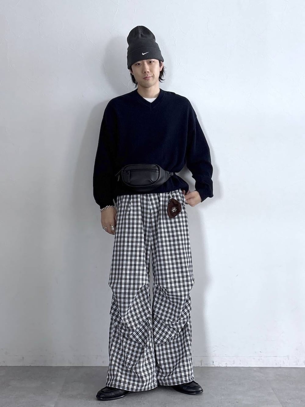 ブラック系のローファー、ブラック系のボディバッグ/ウエストポーチ、ブラック系のカーゴパンツを着用したメンズの春コーディネートの2枚目の写真