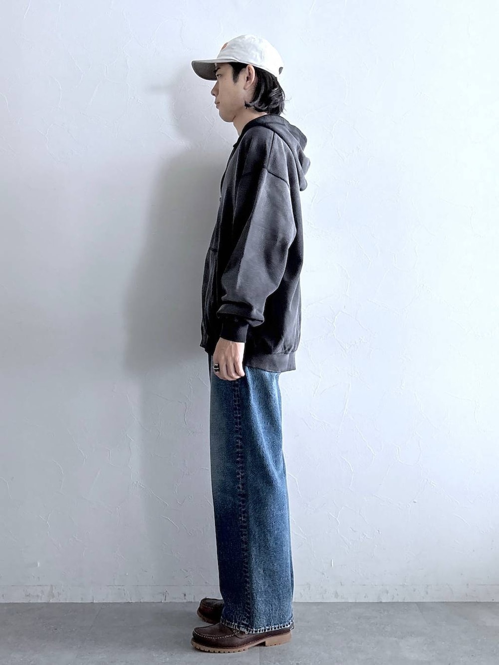 ブルー系のデニムパンツ、その他のパーカー、その他のネックレスを着用したメンズの秋コーディネートの5枚目の写真