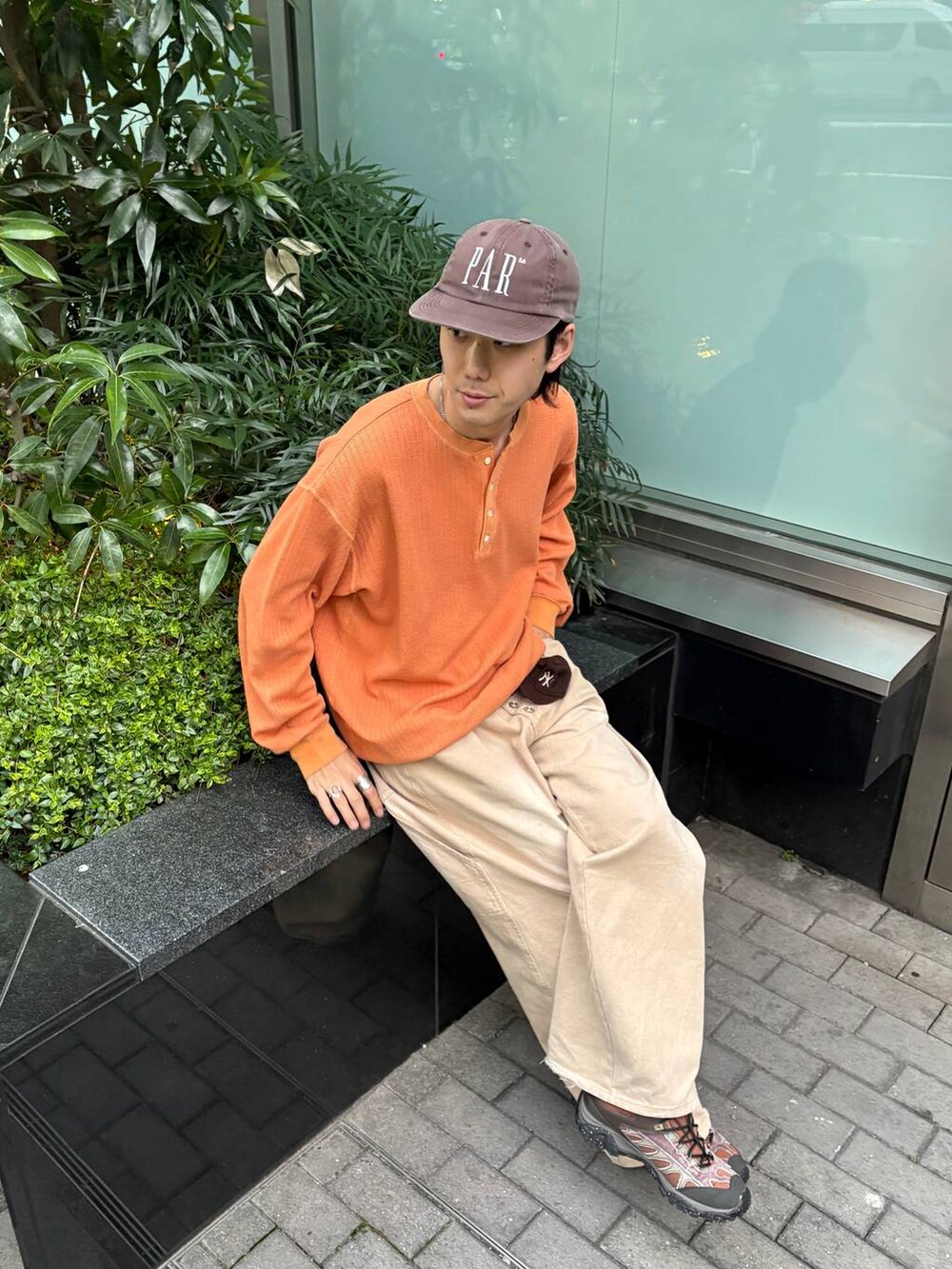 オレンジ系のTシャツ/カットソーを着用したメンズの春コーディネートの2枚目の写真