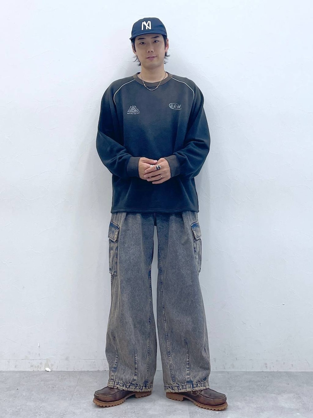 ブラック系のスウェット、シルバー系のネックレスを着用したメンズの秋コーディネートの2枚目の写真