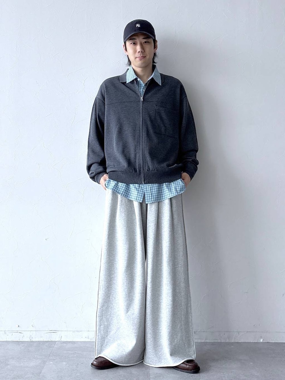 ブラウン系のモカシン/デッキシューズ、ブルー系のシャツ/ブラウス、グレー系のスウェットパンツを着用したメンズの春コーディネートの2枚目の写真