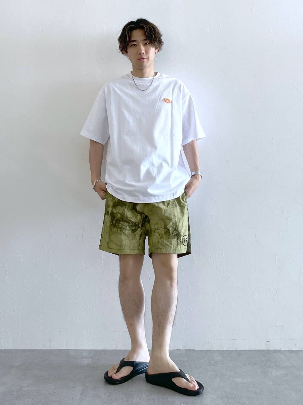 ブラック系のサンダル、ホワイト系のTシャツ/カットソー、グリーン系のその他パンツを着用したメンズの夏コーディネートの2枚目の写真