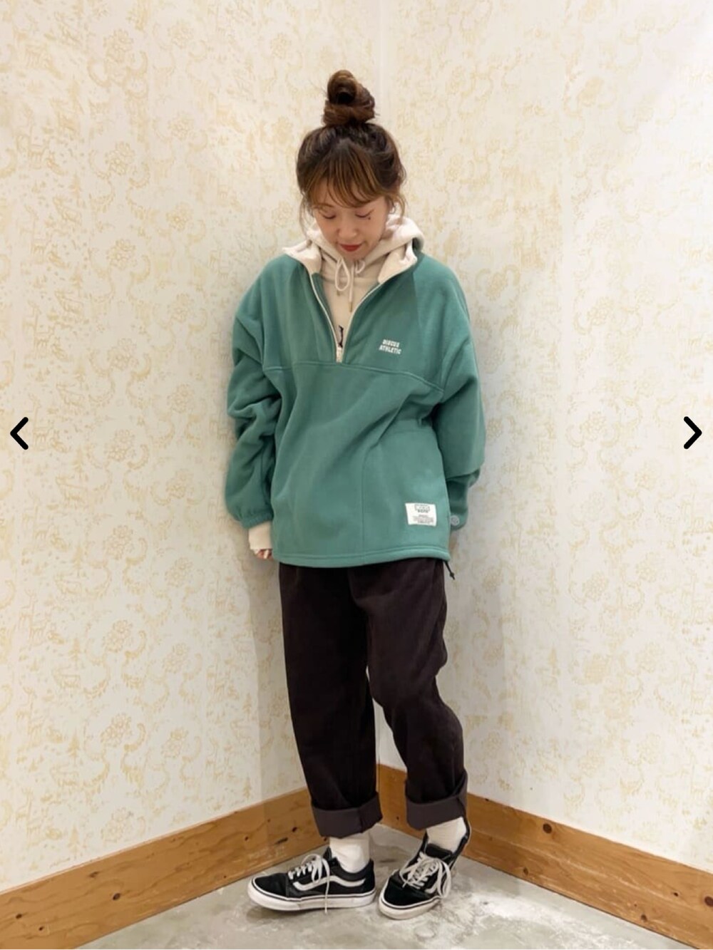 「そうコレ！、フリース、discus、秋服コーデ、秋冬、大人かわいい、レディースファッション、スポーツミックス、レイヤードスタイル、別注」｜「DISCUSの【そうコレ! 井桁弘恵さん着用】おしゃれ 度「格上げ」 フリース　/　DISCUS ATHLETIC（ディスカス アスレチック）別注フリースハーフジッププルオーバー（WEB限定カラー）（その他トップス、グリーン系）」を使った、coen officialさん（レディース・164cm）の秋コーディネートの2枚目の写真