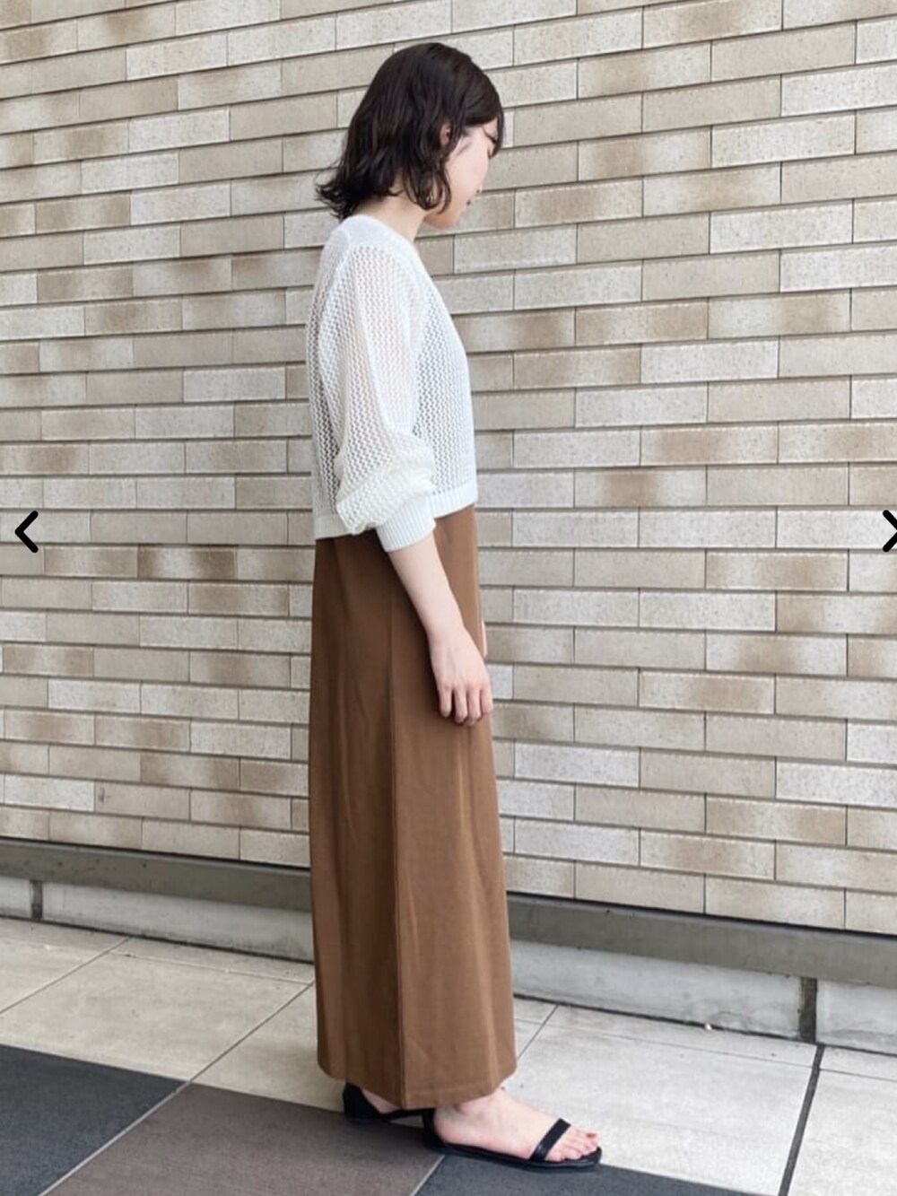 ホワイト系のカーディガン/ボレロ、ブラウン系のワンピースを着用したレディースの夏コーディネートの2枚目の写真