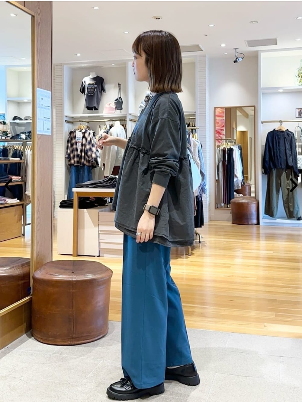 ブルー系のスラックス、グレー系のTシャツ/カットソー、ブラック系のローファーを着用したレディースの秋コーディネートの2枚目の写真