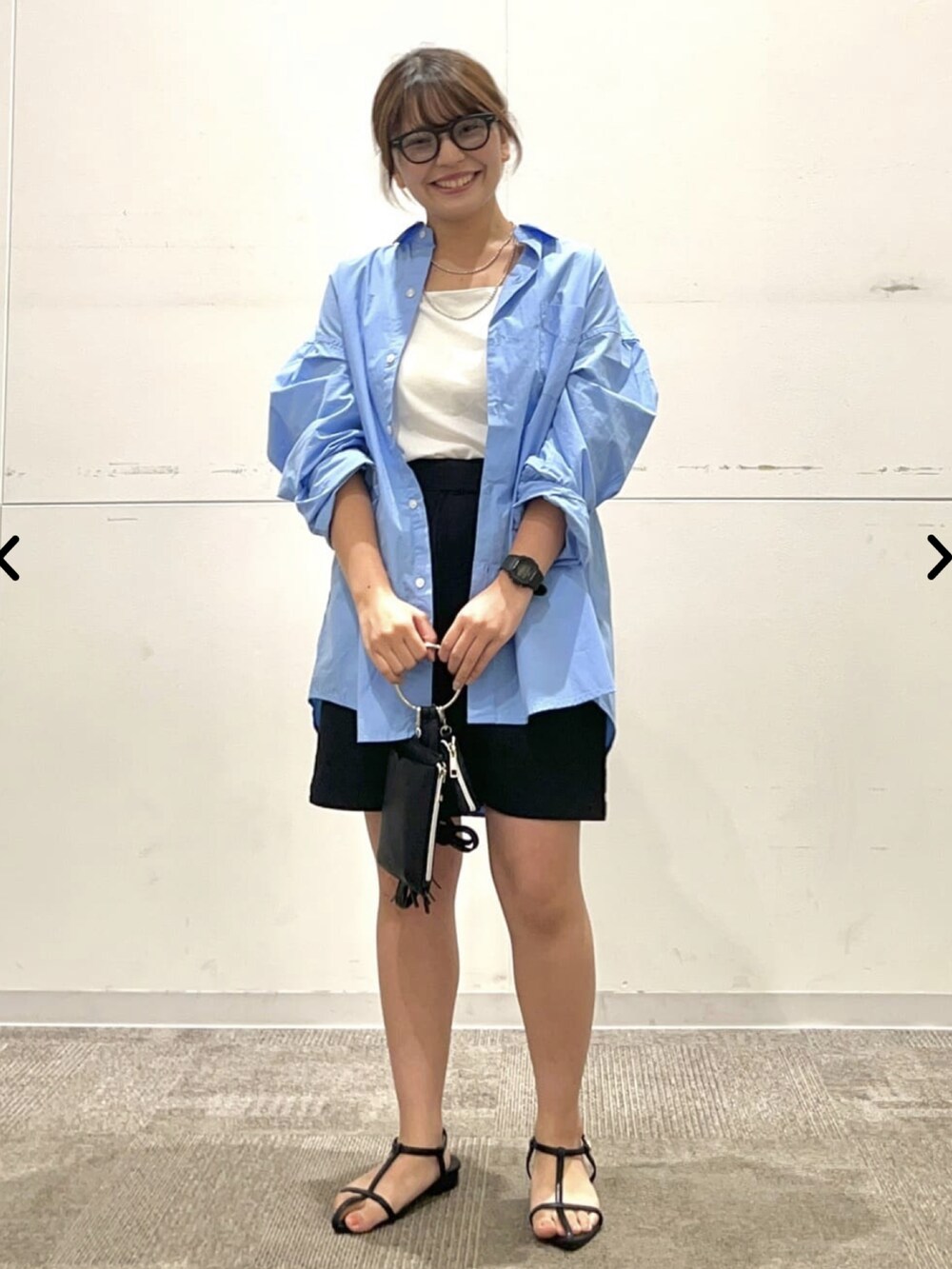 ブルー系のシャツ/ブラウス、ホワイト系のキャミソール、ブラック系のその他パンツを着用したレディースの夏コーディネートの2枚目の写真