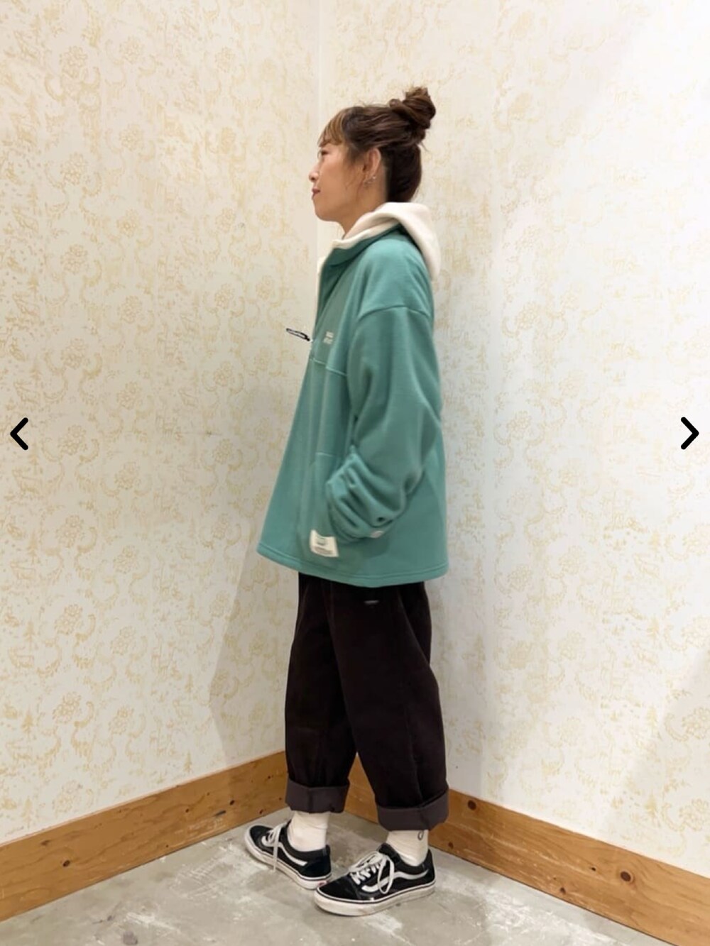「そうコレ！、フリース、discus、秋服コーデ、秋冬、大人かわいい、レディースファッション、スポーツミックス、レイヤードスタイル、別注」｜「DISCUSの【そうコレ! 井桁弘恵さん着用】おしゃれ 度「格上げ」 フリース　/　DISCUS ATHLETIC（ディスカス アスレチック）別注フリースハーフジッププルオーバー（WEB限定カラー）（その他トップス、グリーン系）」を使った、coen officialさん（レディース・164cm）の秋コーディネートの3枚目の写真