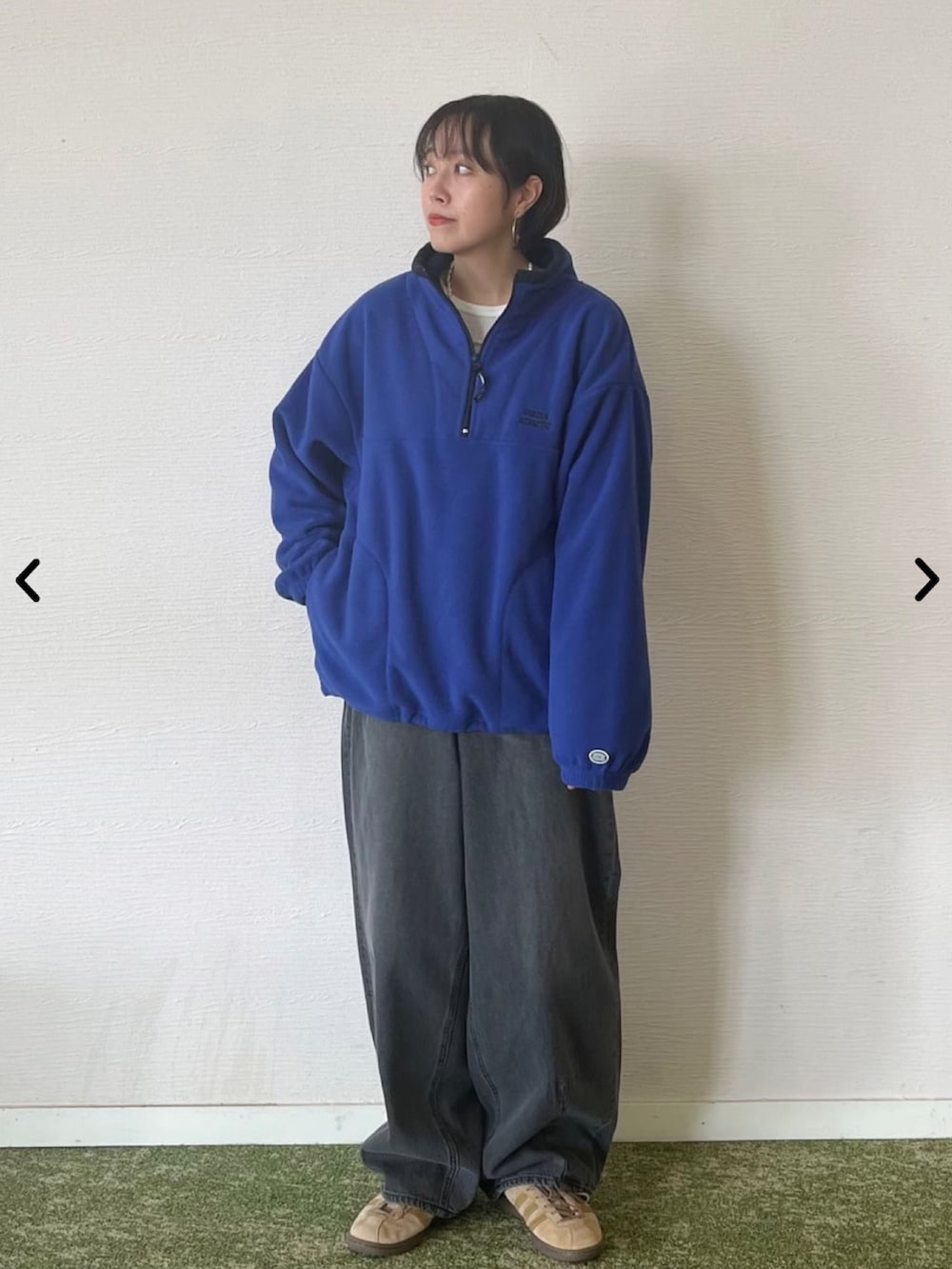 ブルー系のその他トップス、グレー系のデニムパンツを着用したレディースの秋コーディネートの2枚目の写真