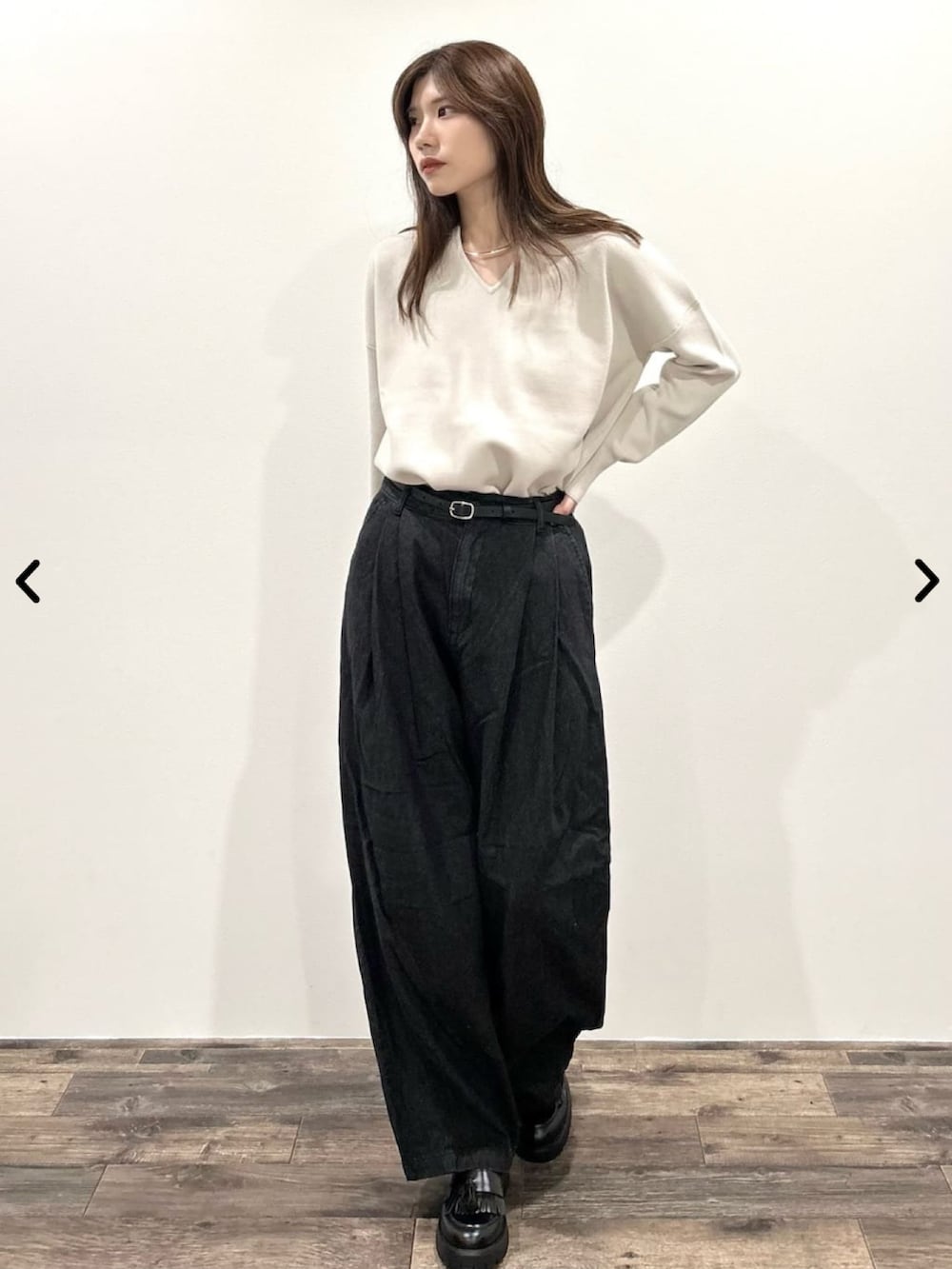 ホワイト系のニット/セーター、グレー系のその他パンツ、ブラック系のローファーを着用したレディースの秋コーディネートの3枚目の写真