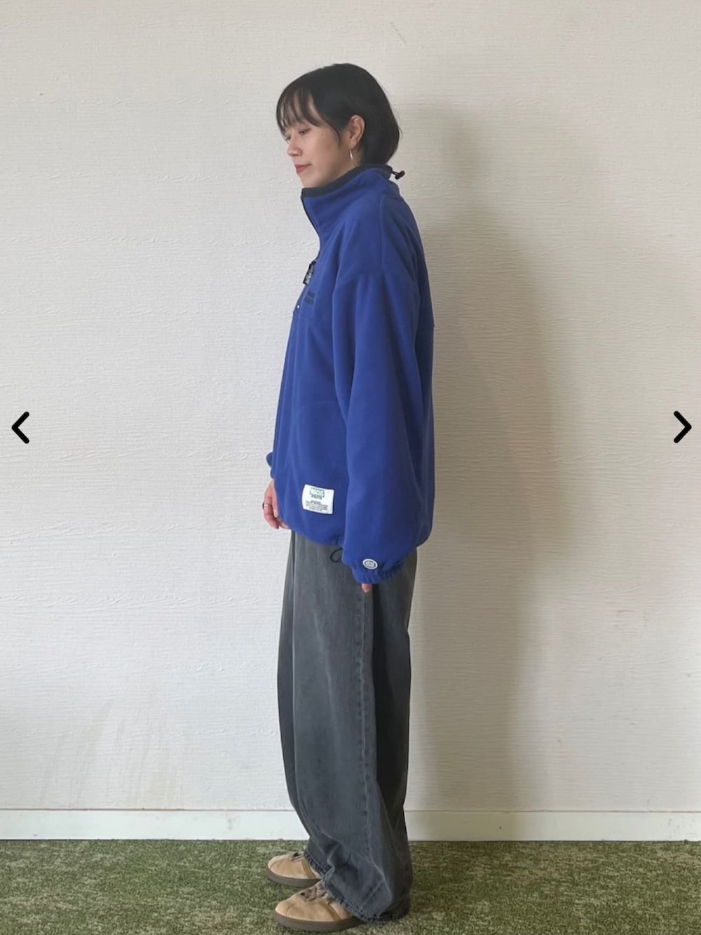 ブルー系のその他トップス、グレー系のデニムパンツを着用したレディースの秋コーディネートの3枚目の写真