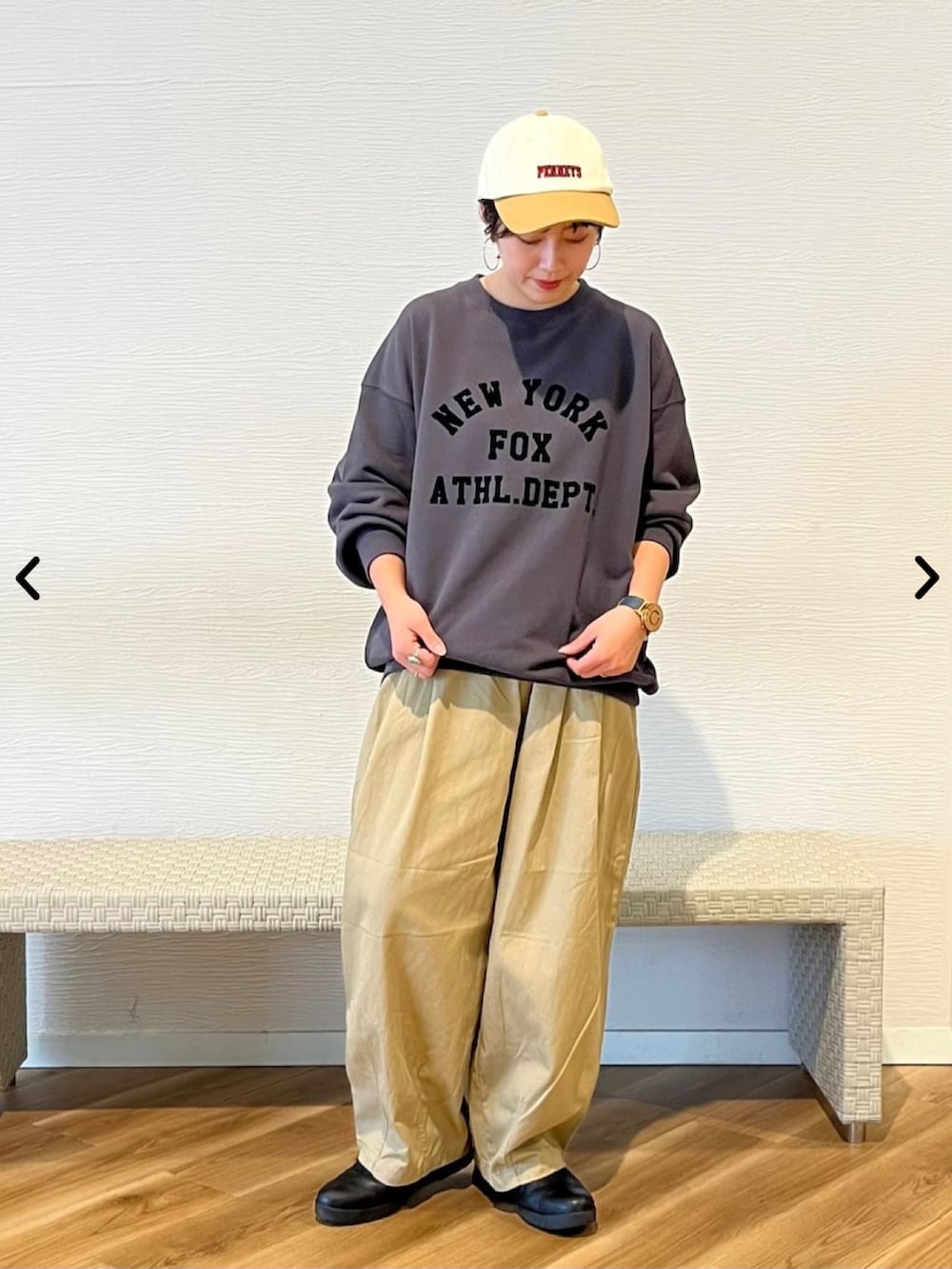 グレー系のスウェット、ベージュ系のその他パンツ、ベージュ系のキャップを着用したレディースの秋コーディネートの2枚目の写真