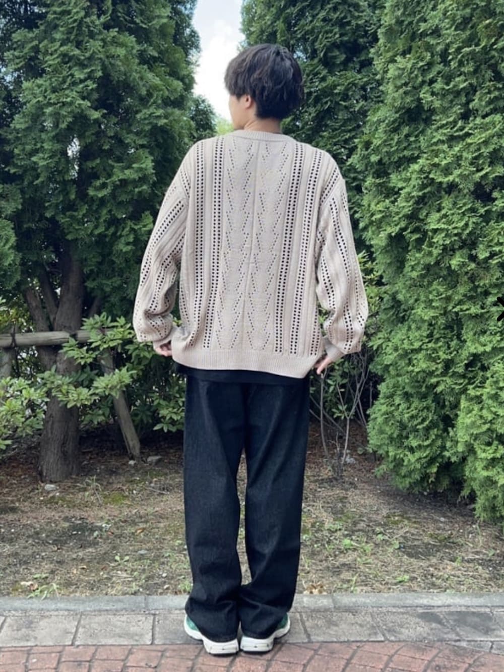 ベージュ系のカーディガン/ボレロ、ブラック系のデニムパンツを着用したメンズの夏コーディネートの3枚目の写真