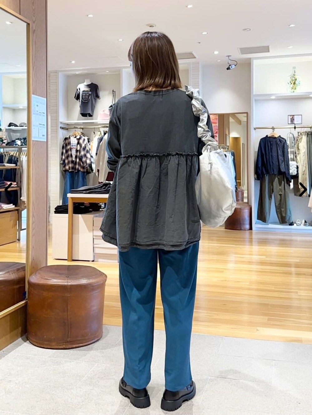 ブルー系のスラックス、グレー系のTシャツ/カットソー、ブラック系のローファーを着用したレディースの秋コーディネートの3枚目の写真