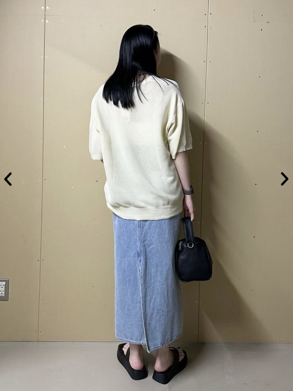 ホワイト系のTシャツ/カットソー、ブルー系のデニムスカートを着用したレディースの夏コーディネートの2枚目の写真