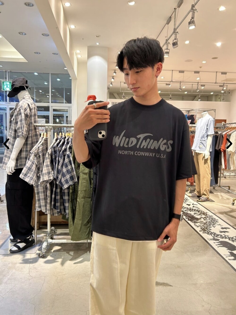 「coen、coenスタッフスタイリング、夏コーデ、リラックススタイル、Tシャツ、白パンツ、モノトーン」｜「WILD THINGSのWILD　THINGS（ワイルドシングス）別注プリントTシャツ（Tシャツ/カットソー、ブラック系）」を使った、coen officialさん（メンズ・170cm）の春コーディネートの2枚目の写真