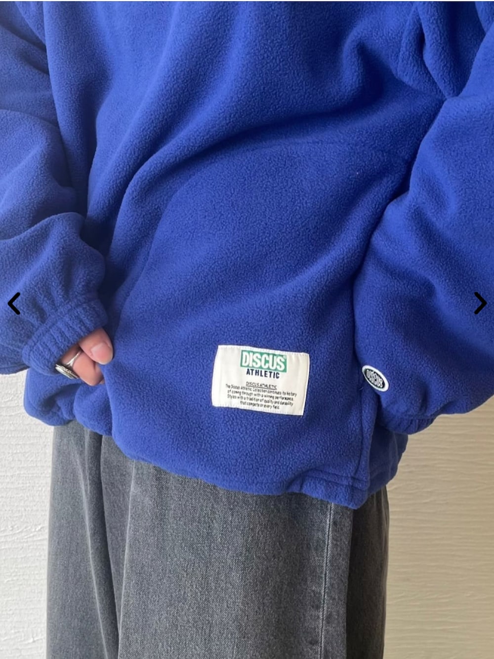 ブルー系のその他トップス、グレー系のデニムパンツを着用したレディースの秋コーディネートの4枚目の写真