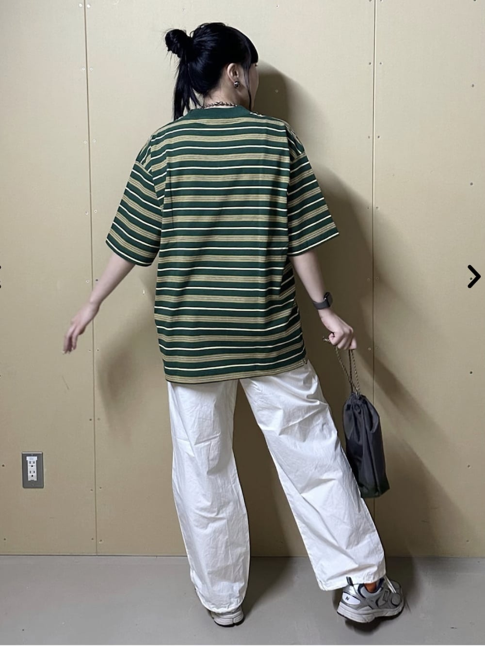 グリーン系のTシャツ/カットソー、ホワイト系のカーゴパンツを着用したレディースの夏コーディネートの2枚目の写真