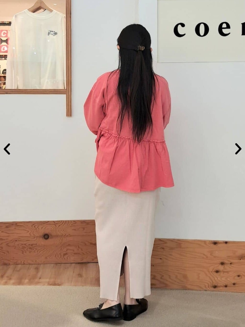 レッド系のTシャツ/カットソー、ベージュ系のスカート、ホワイト系のTシャツ/カットソーを着用したレディースの秋コーディネートの3枚目の写真