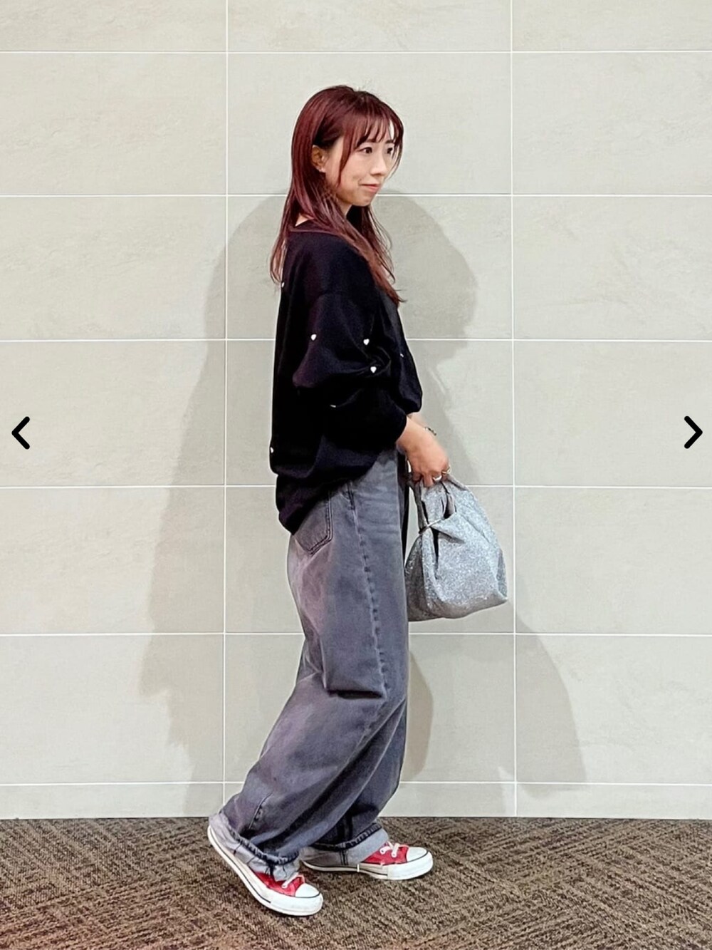 ブラック系のTシャツ/カットソー、グレー系のデニムパンツ、シルバー系のハンドバッグを着用したレディースの秋コーディネートの4枚目の写真