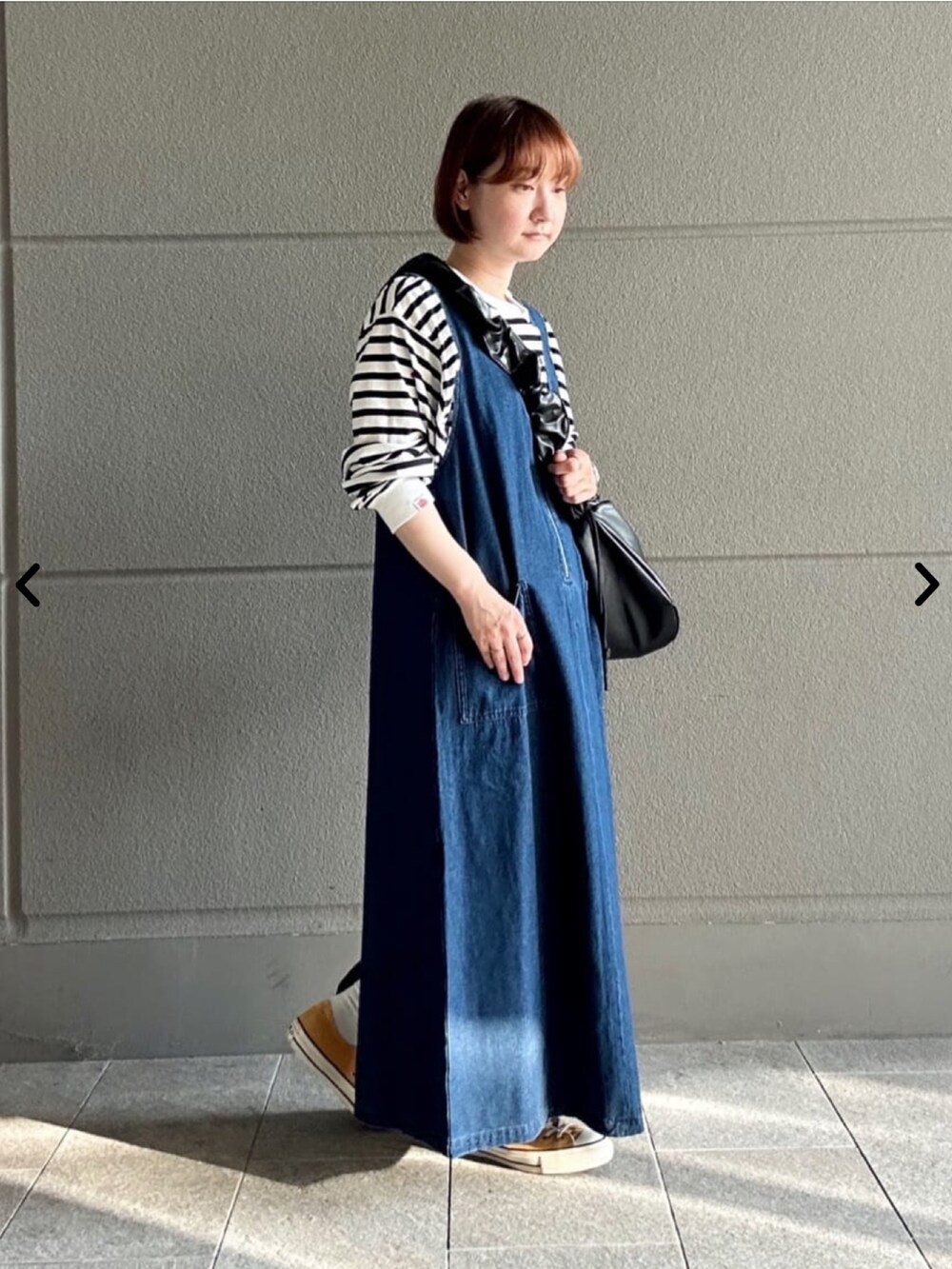 その他のTシャツ/カットソー、ブルー系のジャンパースカートを着用したレディースの秋コーディネートの2枚目の写真
