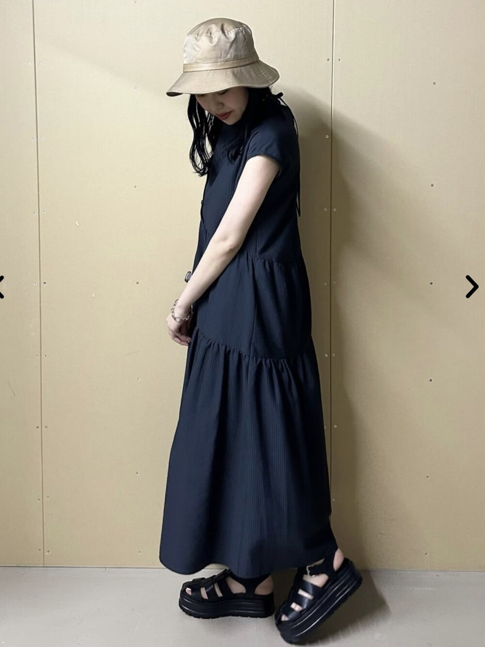 グレー系のワンピースを着用したレディースの夏コーディネートの2枚目の写真