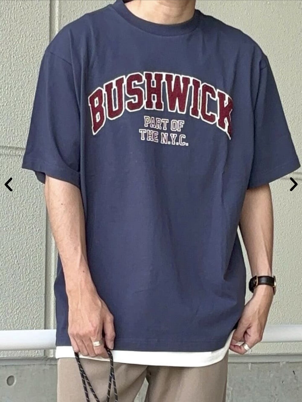 ブルー系のTシャツ/カットソー、ベージュ系のその他パンツ、ブラック系のショルダーバッグを着用したメンズの春コーディネートの2枚目の写真