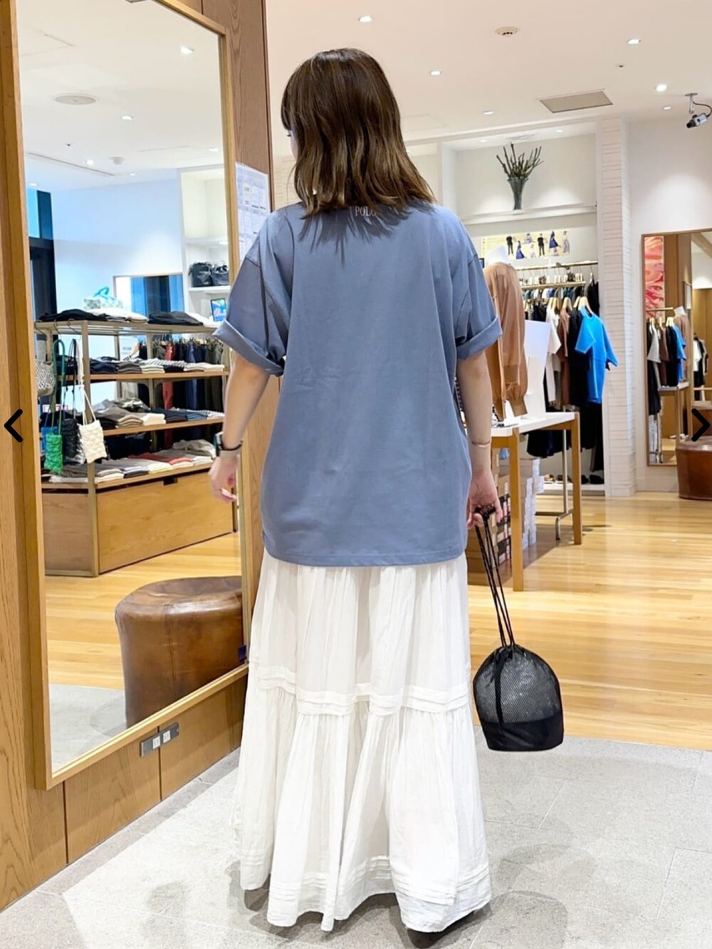 その他のTシャツ/カットソー、ホワイト系のスカート、ブラック系のショルダーバッグを着用したレディースの夏コーディネートの3枚目の写真