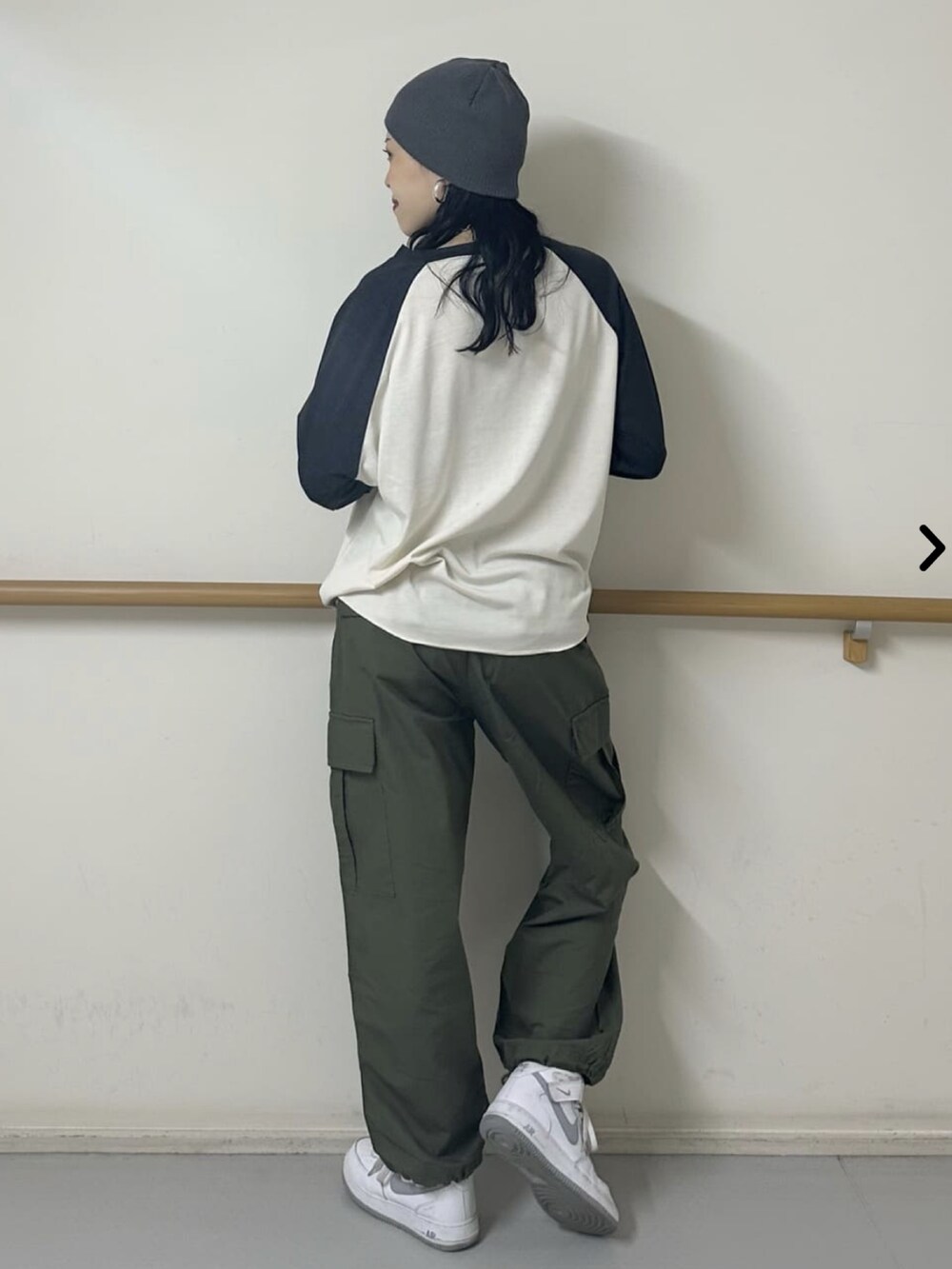 「coen、coenスタッフスタイリング、ラグランTシャツ、ロンT、カーゴパンツ、ニット帽、スニーカー、スポーツミックス、秋服コーデ、秋、秋服準備はじめました、高身長女子、骨格ウェーブ」｜「PENNEYSのPENNEYS（ぺニーズ）別注ラグランスリーブ（Tシャツ/カットソー、グレー系）」を使った、coen officialさん（レディース・169cm）の秋コーディネートの2枚目の写真