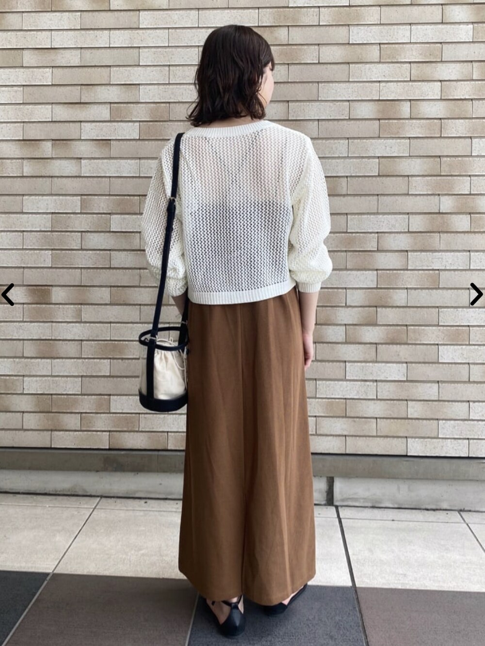 ホワイト系のカーディガン/ボレロ、ブラウン系のワンピースを着用したレディースの夏コーディネートの3枚目の写真