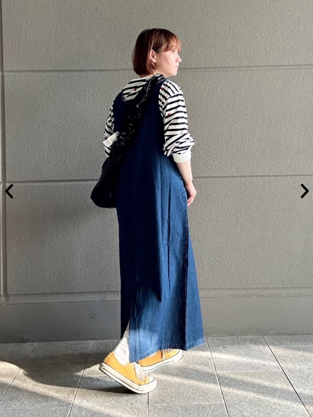 その他のTシャツ/カットソー、ブルー系のジャンパースカートを着用したレディースの秋コーディネートの3枚目の写真