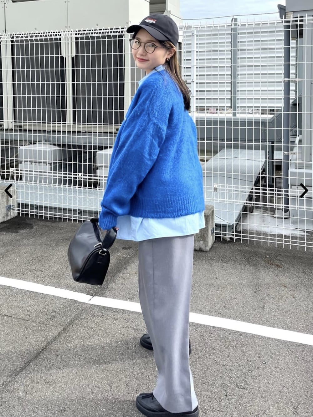 ブルー系のカーディガン/ボレロ、グレー系のスラックスを着用したレディースの秋コーディネートの2枚目の写真