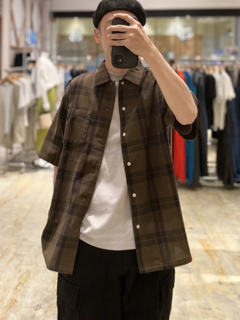 ブラウン系のシャツ/ブラウス、グレー系のTシャツ/カットソー、ブラック系のカーゴパンツを着用したメンズの春コーディネートの2枚目の写真