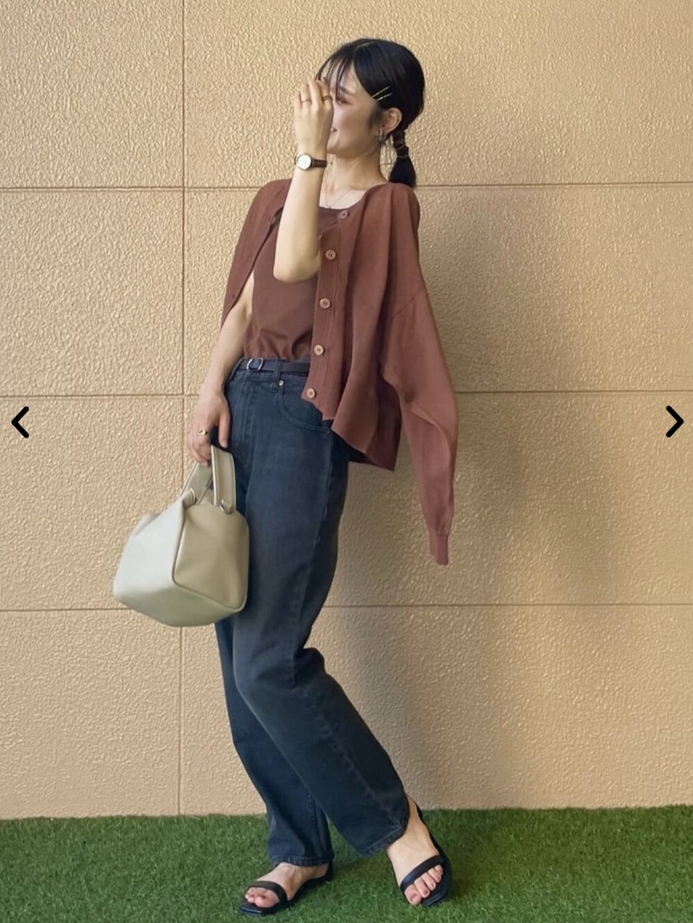 ブラウン系のカーディガン/ボレロ、ブラウン系のキャミソール、ブラック系のデニムパンツを着用したレディースの夏コーディネートの2枚目の写真
