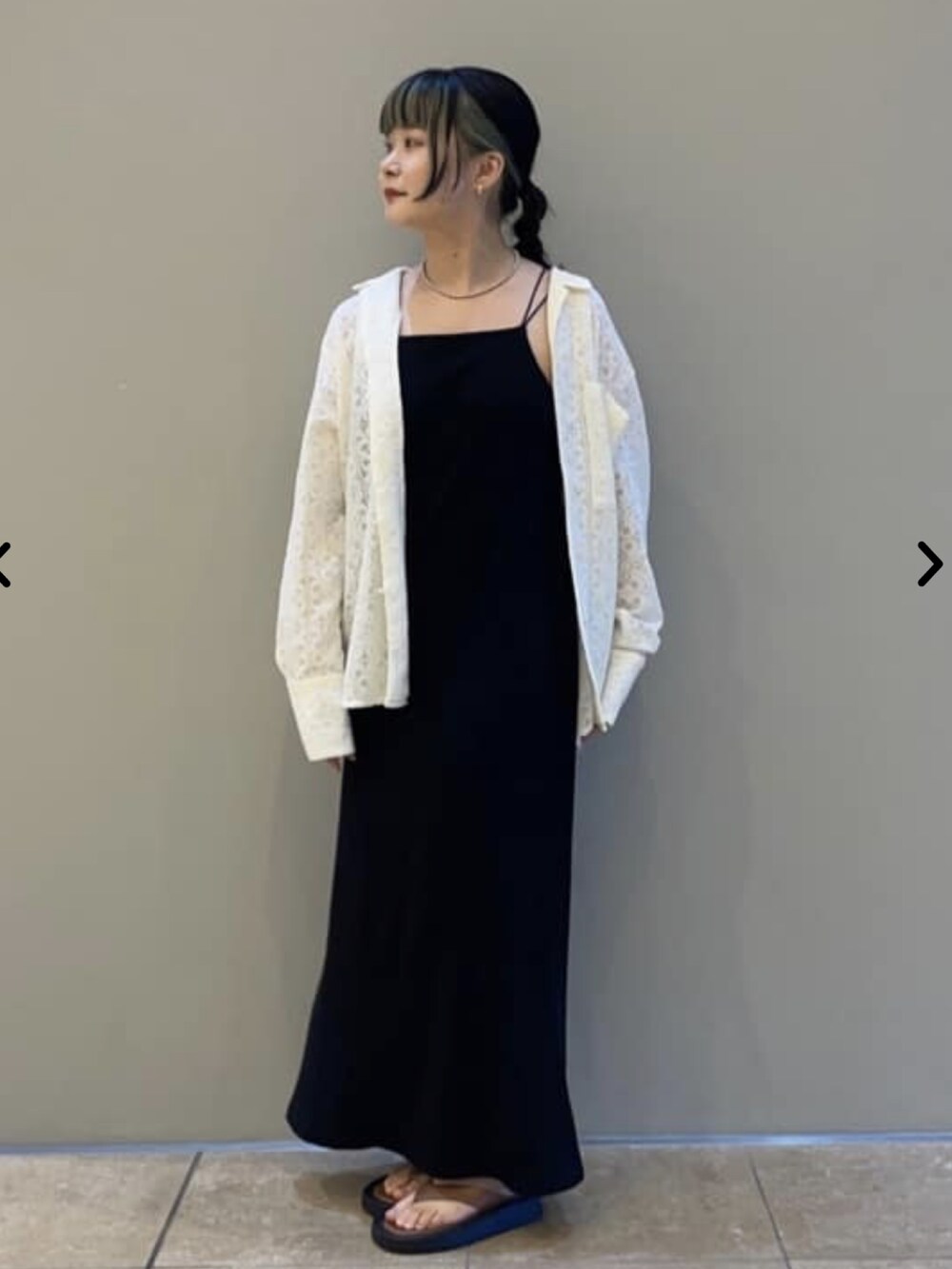 ホワイト系のシャツ/ブラウス、ブラック系のワンピースを着用したレディースの夏コーディネートの2枚目の写真