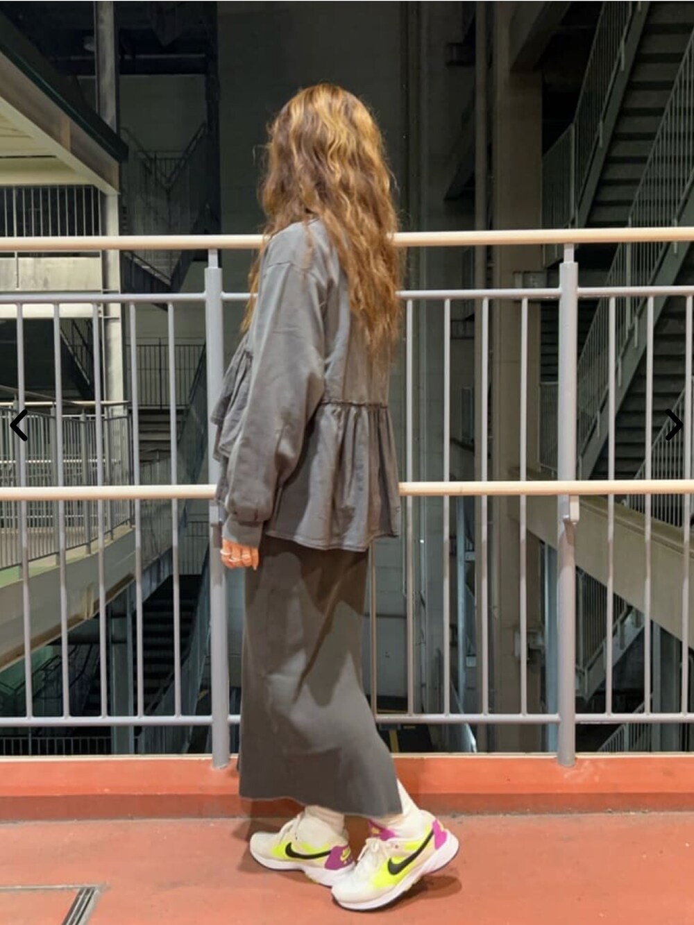 ブラック系のブルゾン、グレー系のスカート、グレー系のTシャツ/カットソーを着用したレディースの秋コーディネートの4枚目の写真