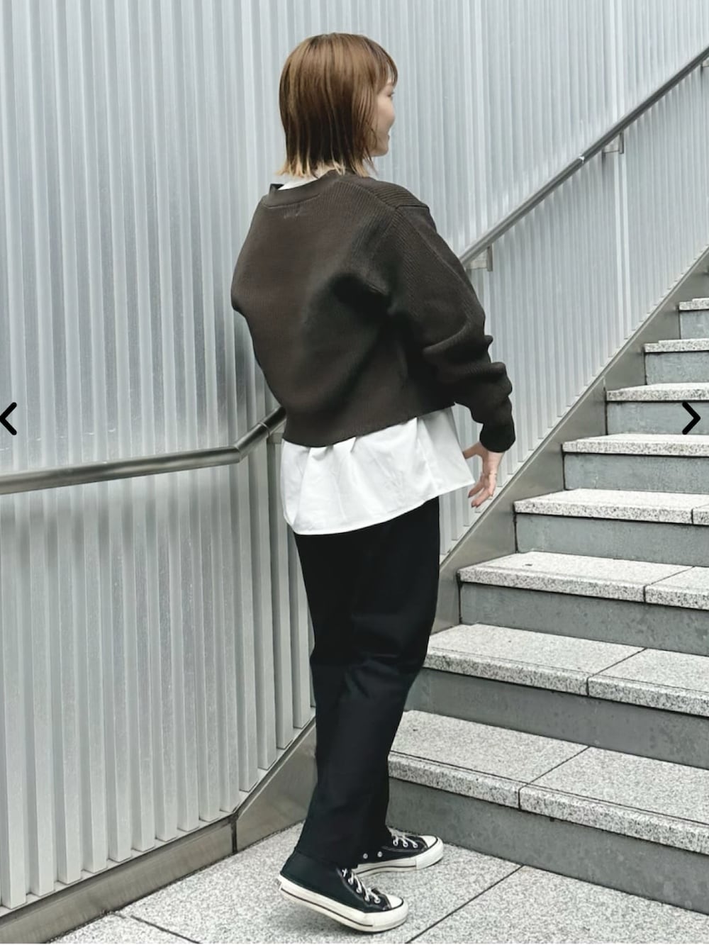 ブラウン系のカーディガン/ボレロ、ホワイト系のシャツ/ブラウス、ブラック系のその他パンツを着用したレディースの秋コーディネートの2枚目の写真