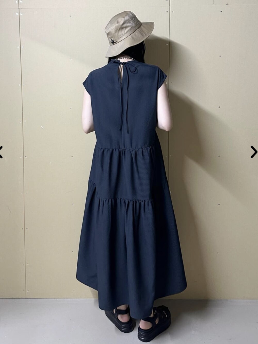 グレー系のワンピースを着用したレディースの夏コーディネートの3枚目の写真