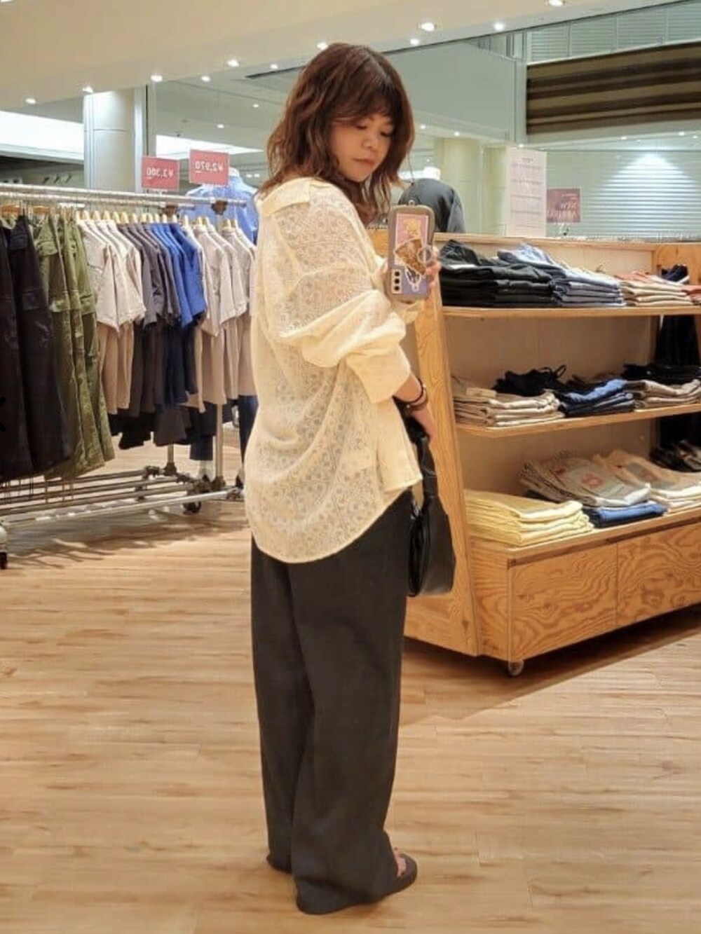 ベージュ系のシャツ/ブラウス、ブラウン系のタンクトップ、ブラック系のデニムパンツを着用したレディースの夏コーディネートの2枚目の写真