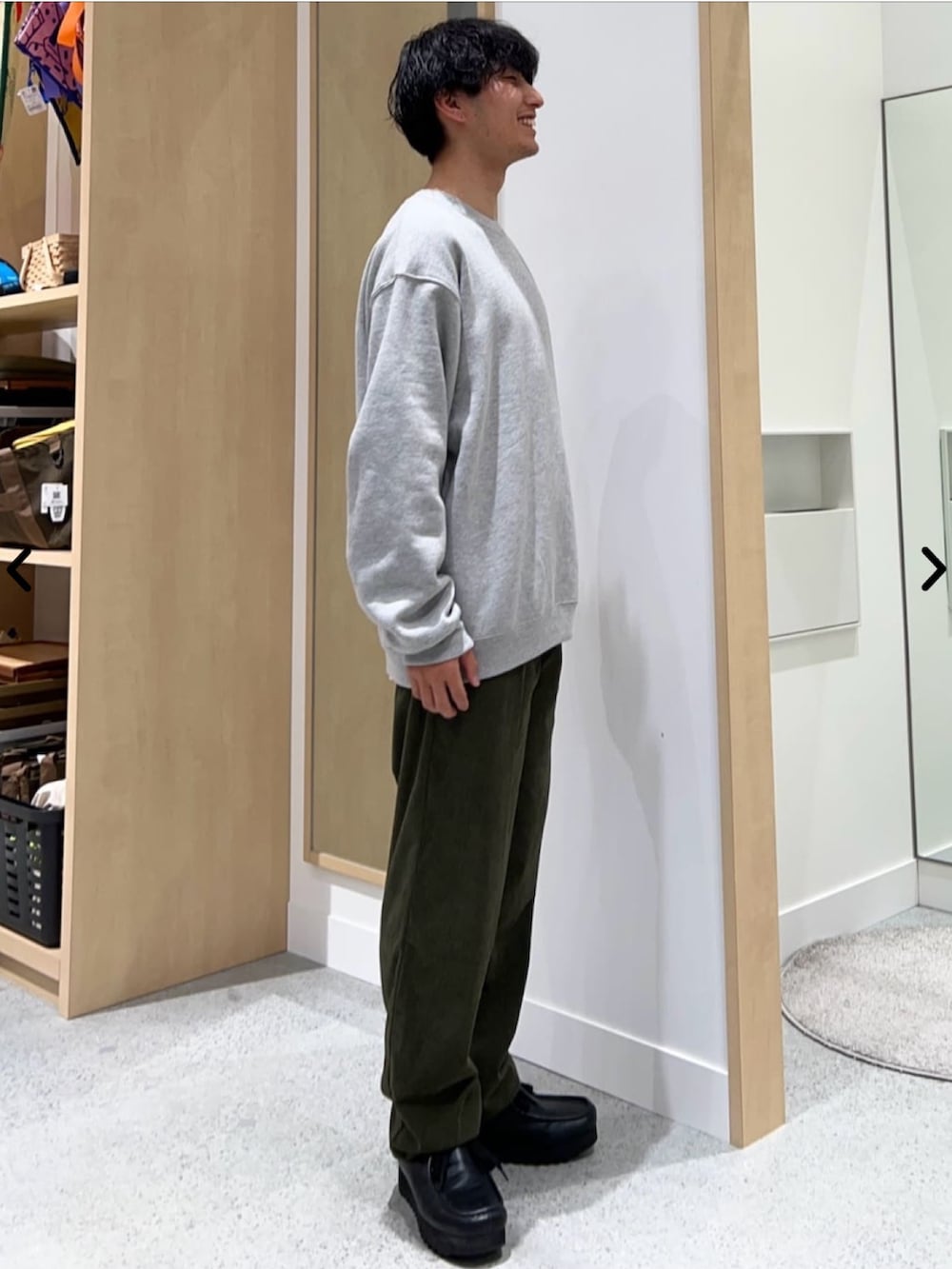 グレー系のスウェット、グリーン系のその他パンツを着用したメンズの冬コーディネートの2枚目の写真