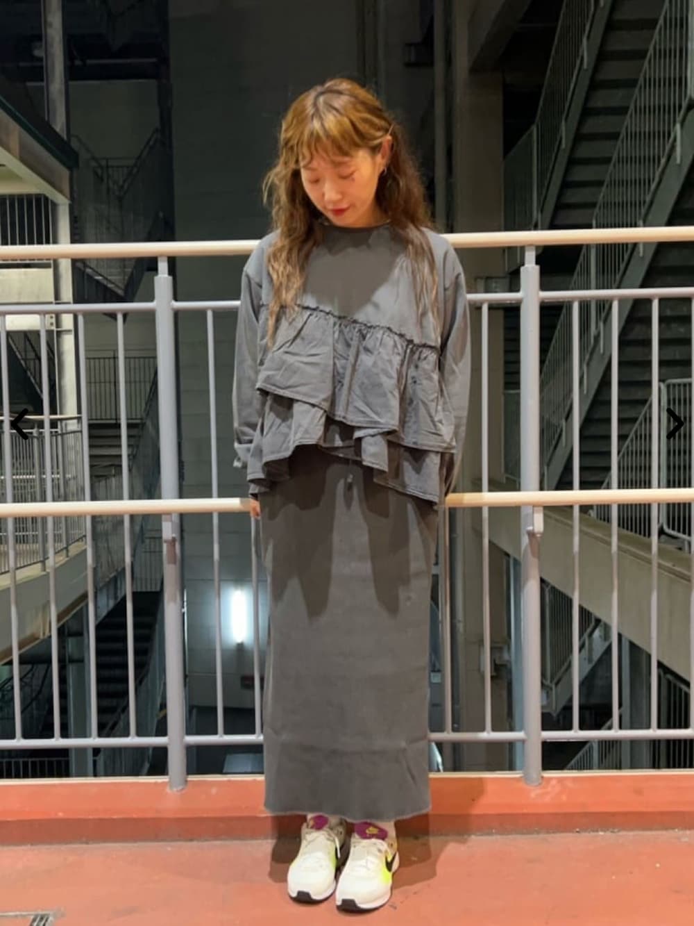 ブラック系のブルゾン、グレー系のスカート、グレー系のTシャツ/カットソーを着用したレディースの秋コーディネートの2枚目の写真