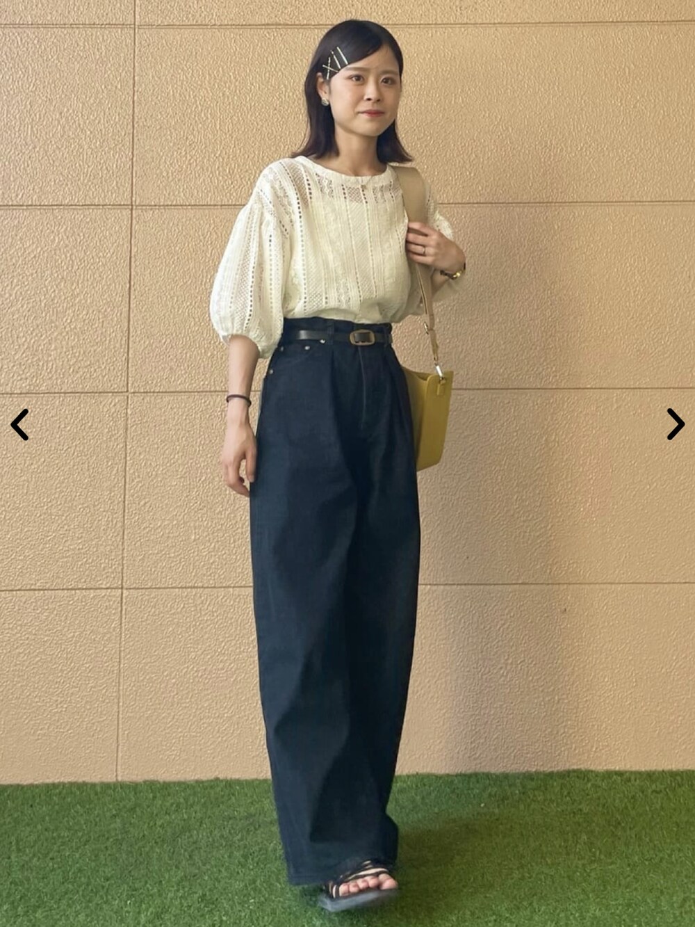 ホワイト系のシャツ/ブラウス、ブラック系のデニムパンツを着用したレディースの夏コーディネートの2枚目の写真