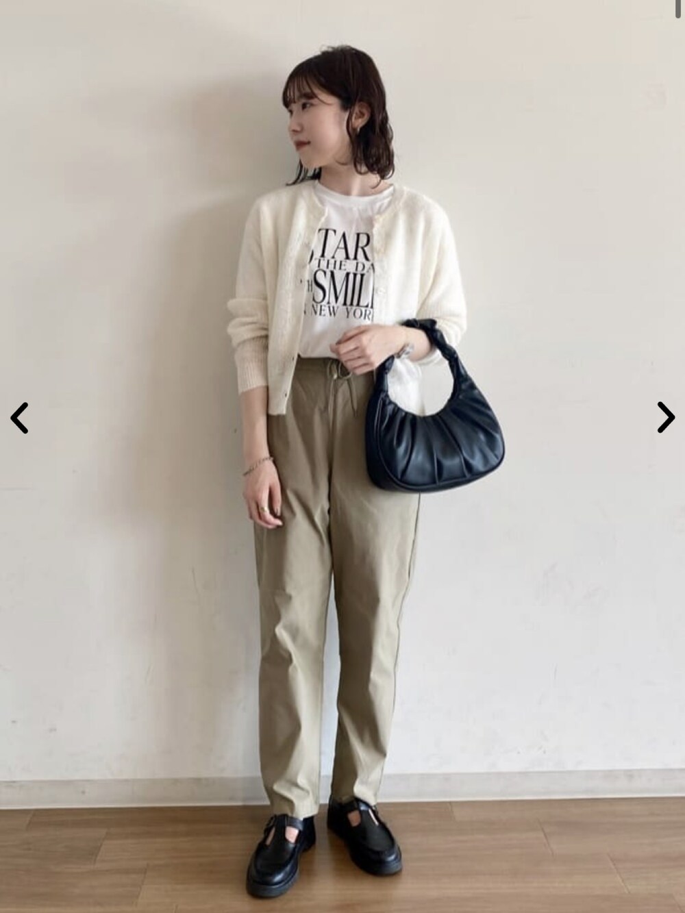 ベージュ系のその他パンツ、ホワイト系のカーディガン/ボレロ、ホワイト系のTシャツ/カットソーを着用したレディースの夏コーディネートの2枚目の写真