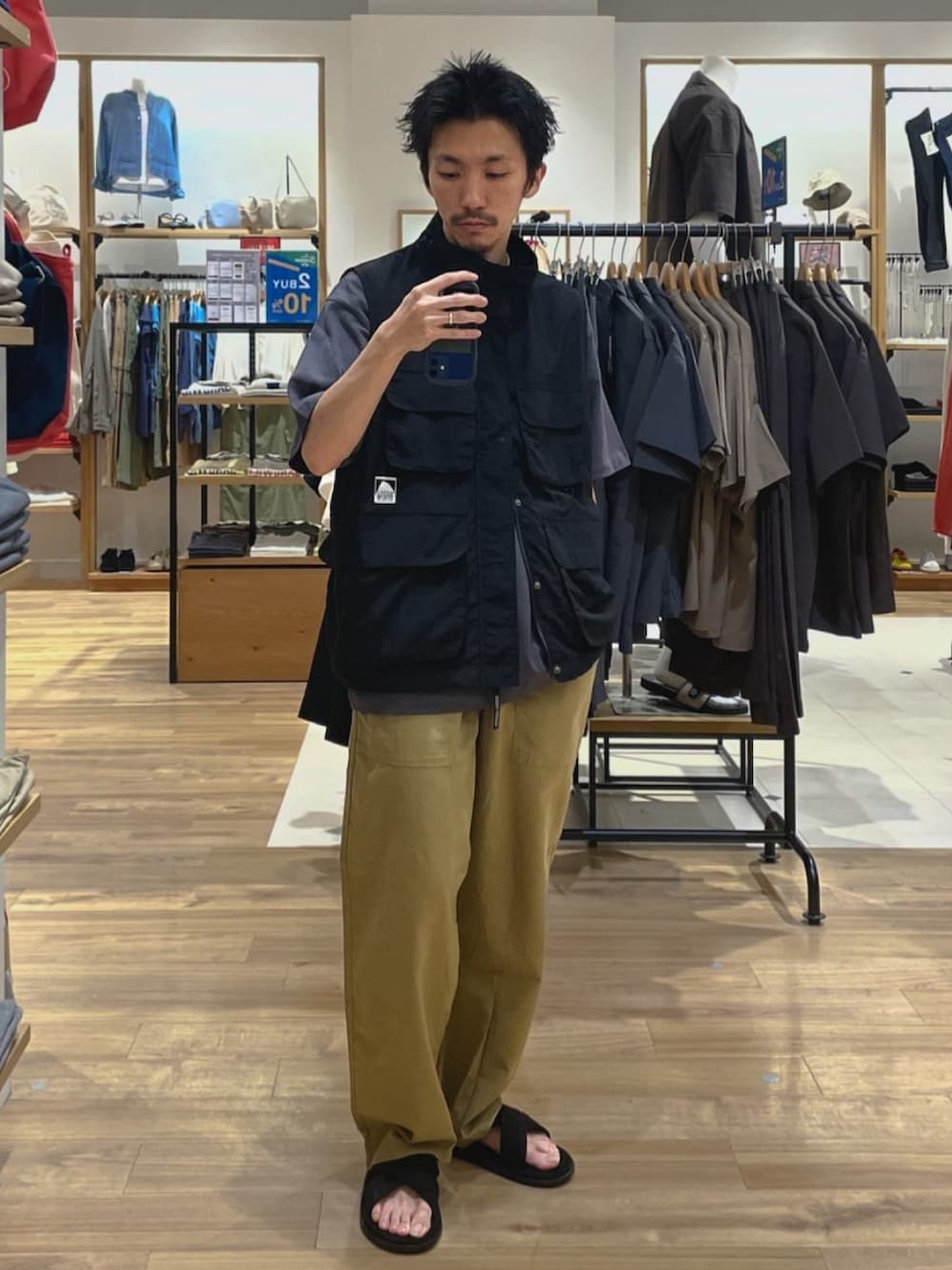 グレー系のTシャツ/カットソー、ベージュ系のその他パンツ、ブラック系のベストを着用したメンズの夏コーディネートの2枚目の写真