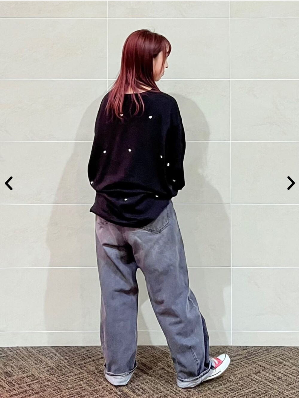 ブラック系のTシャツ/カットソー、グレー系のデニムパンツ、シルバー系のハンドバッグを着用したレディースの秋コーディネートの3枚目の写真